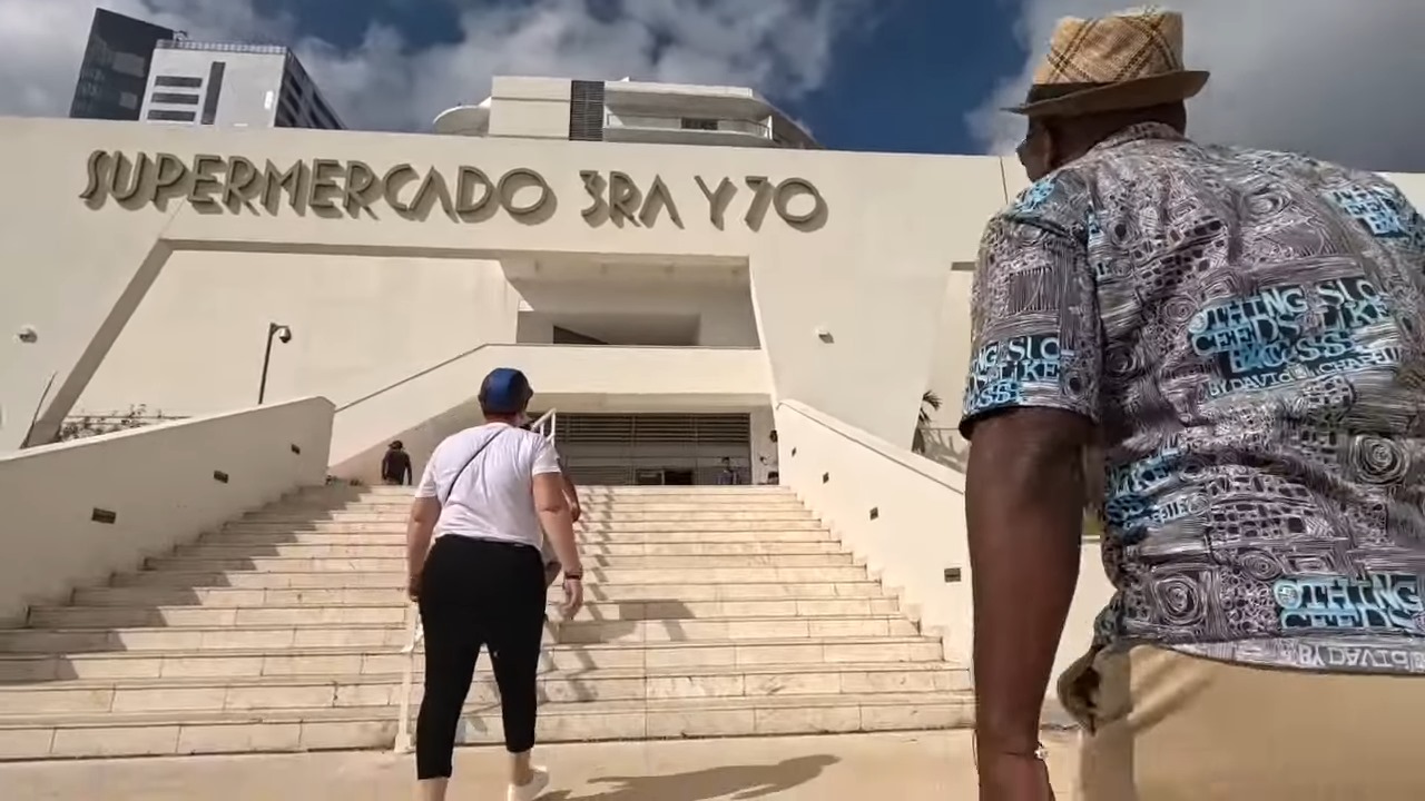 Inauguran supermercado en 3ra y 70 como una lujosa tienda con pago en dólares en efectivo