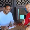 Javier Sotomayor y Gerardo Hernández jueqan dominó.