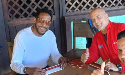 Javier Sotomayor y Gerardo Hernández jueqan dominó.