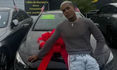 Kenny Robert Peña celebra la compra de su primer auto en Miami