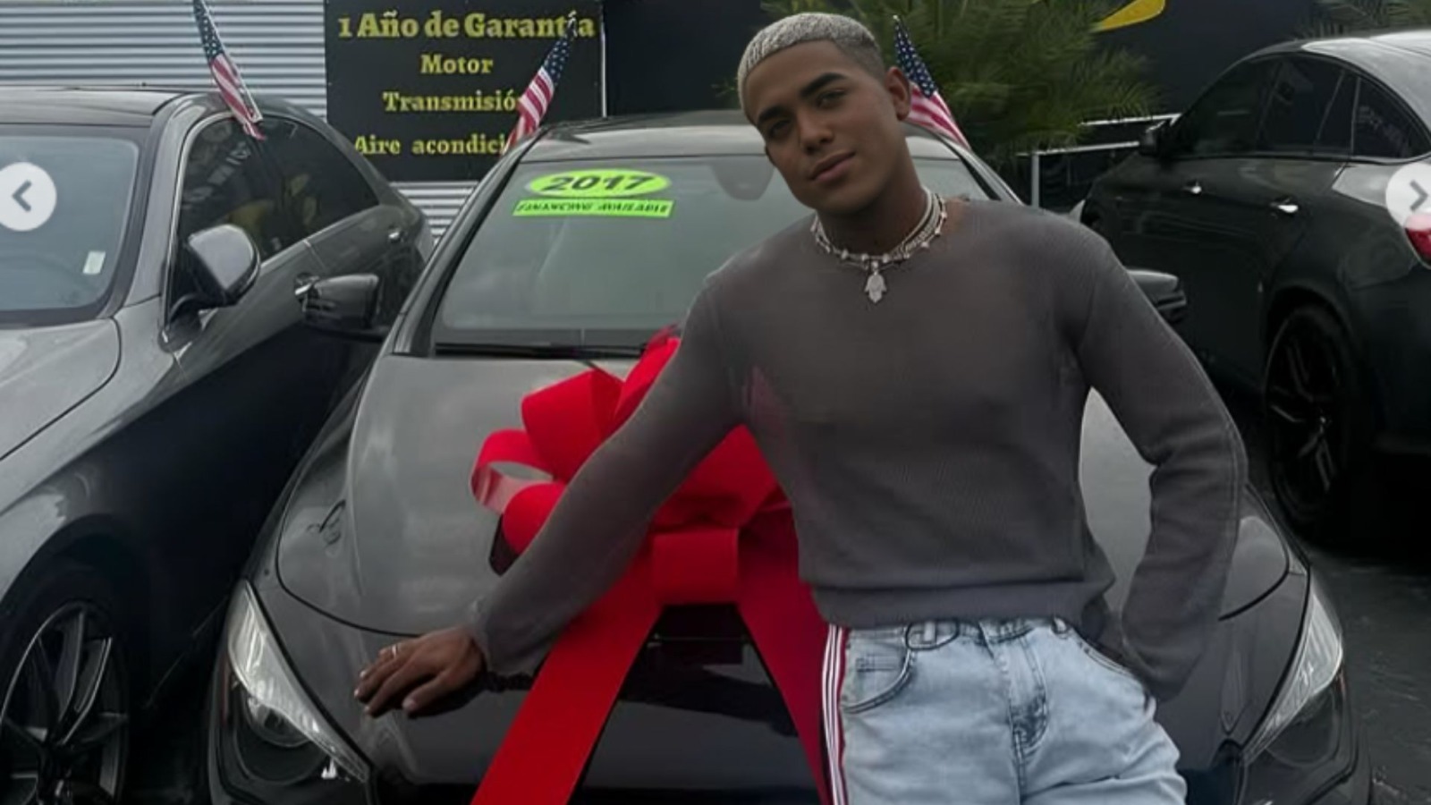 Kenny Robert Peña celebra la compra de su primer auto en Miami