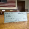 Migrantes indocumentados en EEUU recibirán un cheque de casi 600 dólares