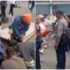 Policía detiene a un carretillero y los cubanos aprovechan para robarse las viandas