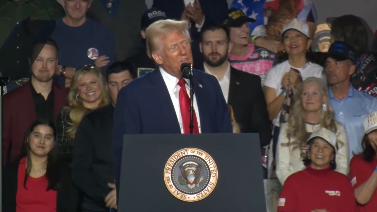 Trump habla sobre quedarse en la presidencia para un tercer mandato