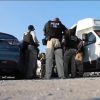 Activistas usan megáfonos para alerta a migrantes sobre la presencia del ICE en Los Ángeles