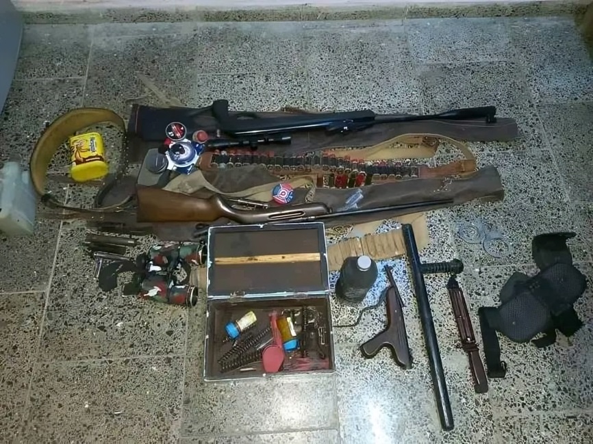 Arrestan a cubano por tener armas y municiones en su hogar en La Habana