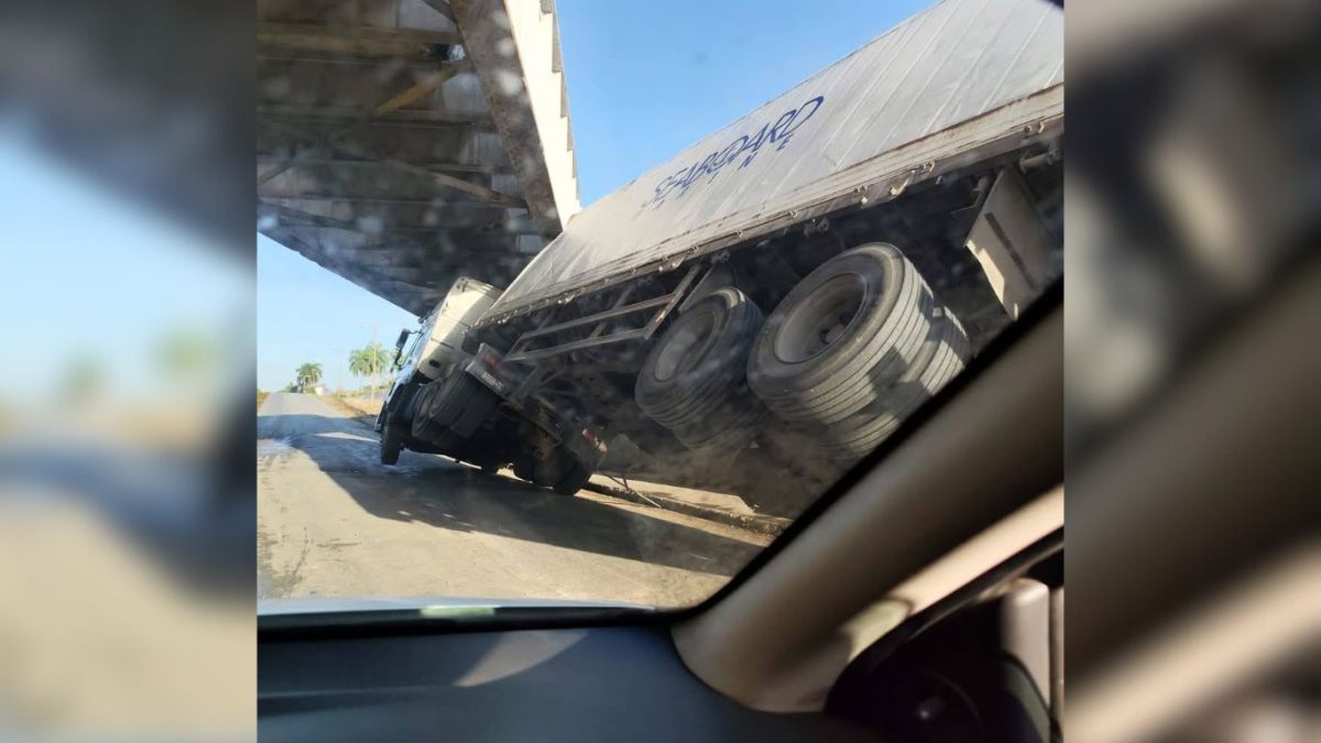 Camión con un contenedor queda incrustado en un puente de Santiago de Cuba
