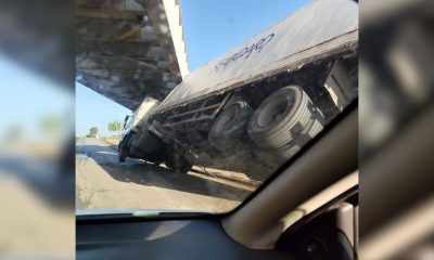 Camión con un contenedor queda incrustado en un puente de Santiago de Cuba