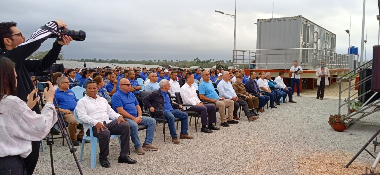 Con cielo totalmente nublado, Díaz-Canel inaugura primer parque fotovoltaico de 21 MW (1)