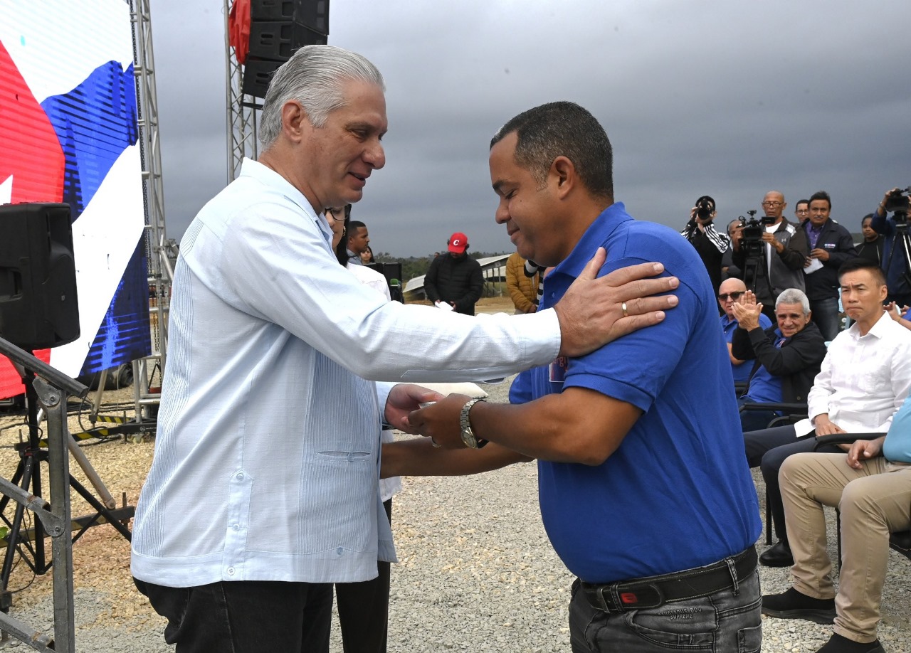Con cielo totalmente nublado, Díaz-Canel inaugura primer parque fotovoltaico de 21 MW