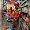 Cubana es captada en el supermercado vistiendo con sacos de arroz Royal Basmati