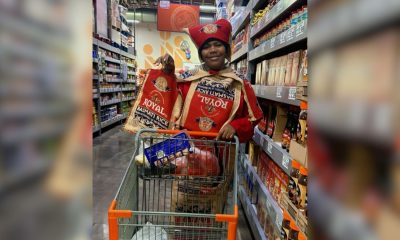 Cubana es captada en el supermercado vistiendo con sacos de arroz Royal Basmati