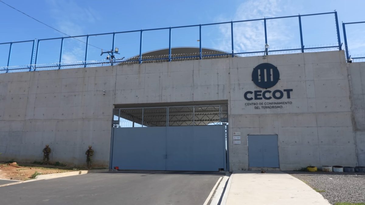 Migrantes convictos en EEUU serán enviados a una megacárcel en El Salvador