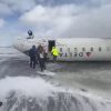 Relatos y video del aterrizaje forzoso de un avión Delta en Toronto