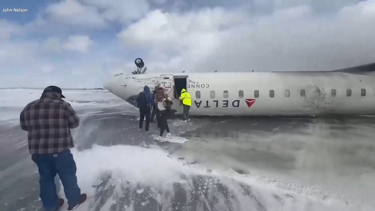 Relatos y video del aterrizaje forzoso de un avión Delta en Toronto