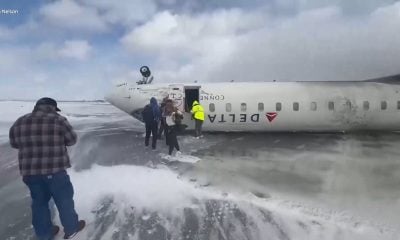 Relatos y video del aterrizaje forzoso de un avión Delta en Toronto