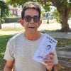 Ulises Toirac recibe su primer ejemplar impreso de su libro 'Locos de Barrio'