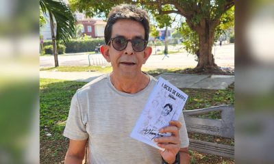 Ulises Toirac recibe su primer ejemplar impreso de su libro 'Locos de Barrio'