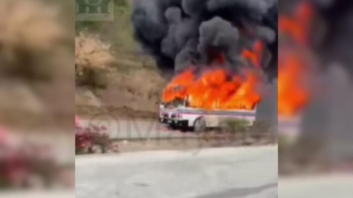 Autobús militar envuelto en llamas en plena autopista de Santiago de Cuba