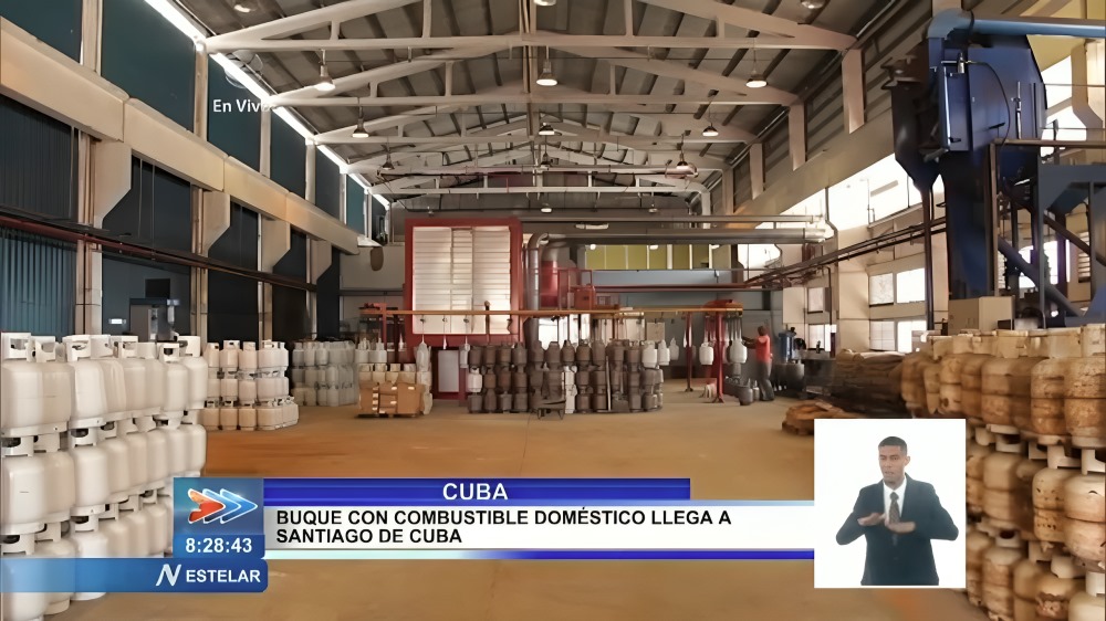 Barco con gas licuado importado llega al puerto de Santiago de Cuba
