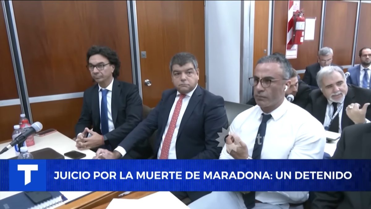 Detienen a custodio de Maradona por mentir en el juicio sobre la muerte del futbolista