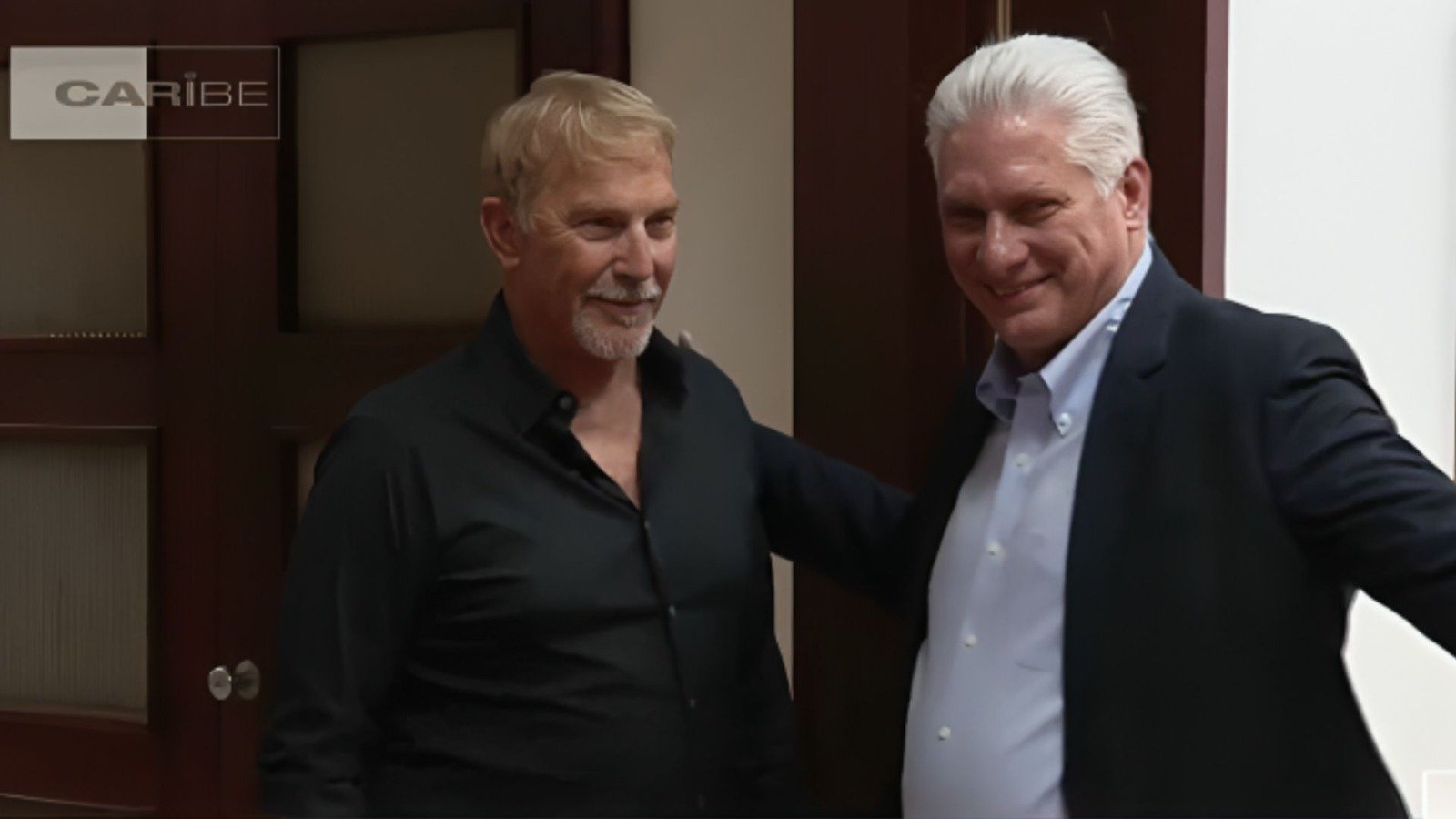 El actor Kevin Costner es recibido por el presidente designado Miguel Díaz-Canel