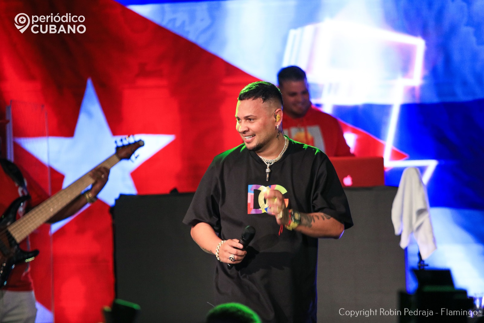 Jacob Forever pide “que se caiga el comunismo” durante concierto en Miami