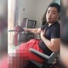 Joven cubano con elefantiasis recibe una Scooter donada por compatriotas en Miami (1)