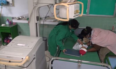 Operan de urgencia a niña cubana que se tragó una batería de litio