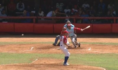 Peloteros cubanos podrían firmar con equipos de la MLB sin abandonar Cuba