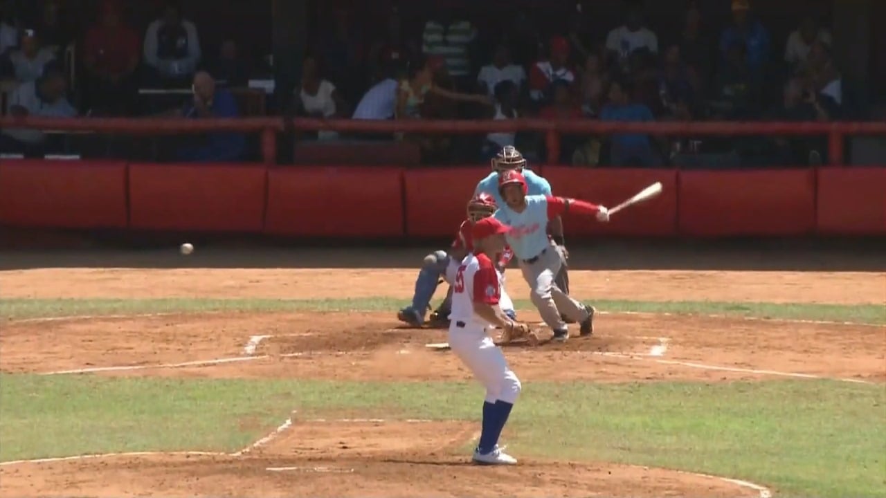 Peloteros cubanos podrían firmar con equipos de la MLB sin abandonar Cuba