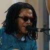 Raúl Torres canta en evento de para personas sordas y provoca burlas en redes