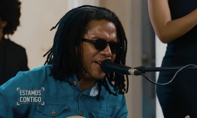 Raúl Torres canta en evento de para personas sordas y provoca burlas en redes