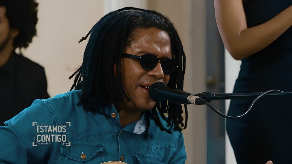 Raúl Torres canta en evento de para personas sordas y provoca burlas en redes