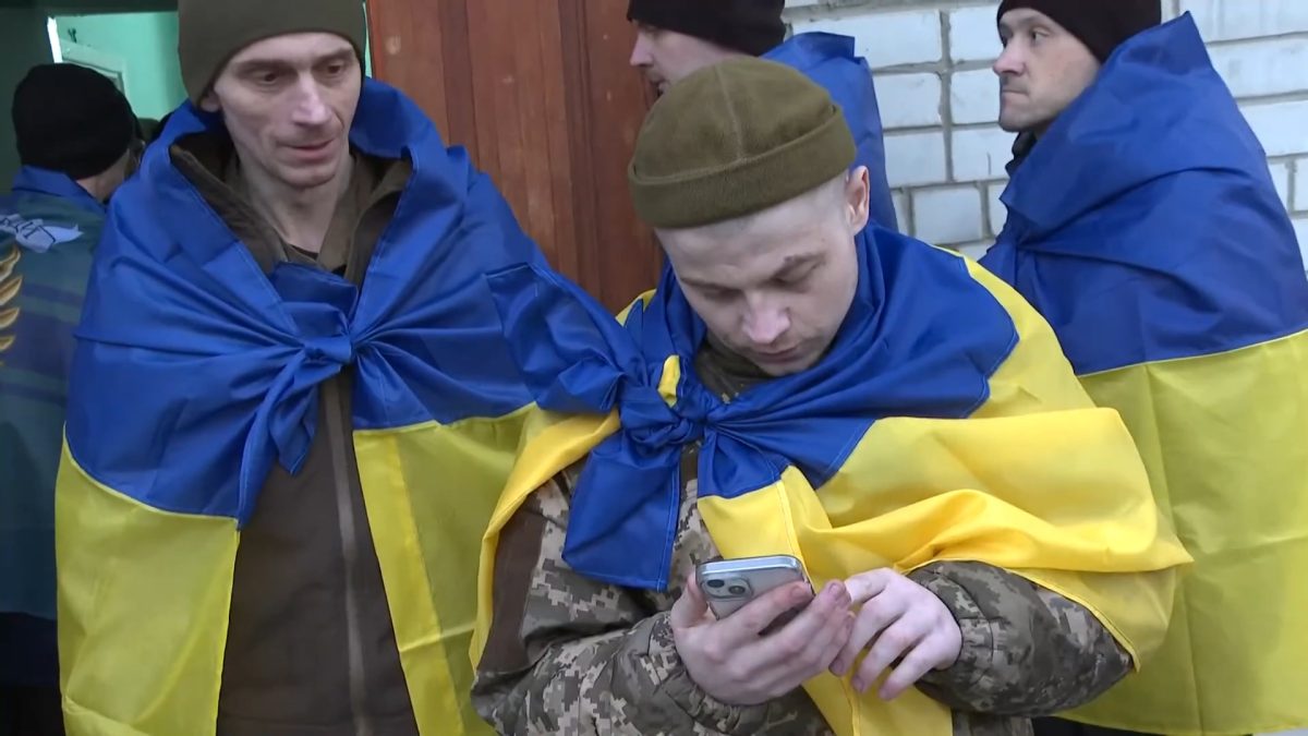 Rusia y Ucrania realizan un intercambio de prisioneros mientras negocian un alto el fuego
