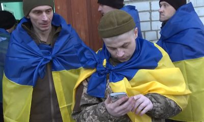 Rusia y Ucrania realizan un intercambio de prisioneros mientras negocian un alto el fuego