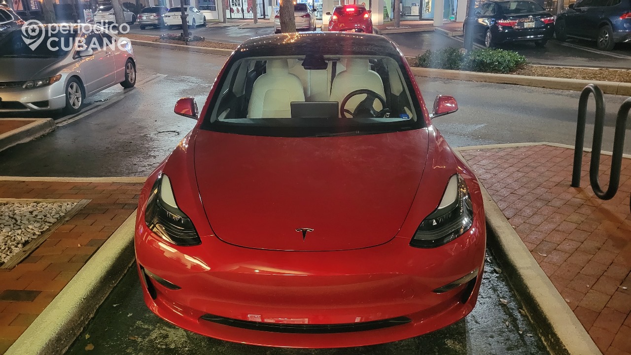Trump amenaza con cárcel en El Salvador a los que dañen autos Tesla