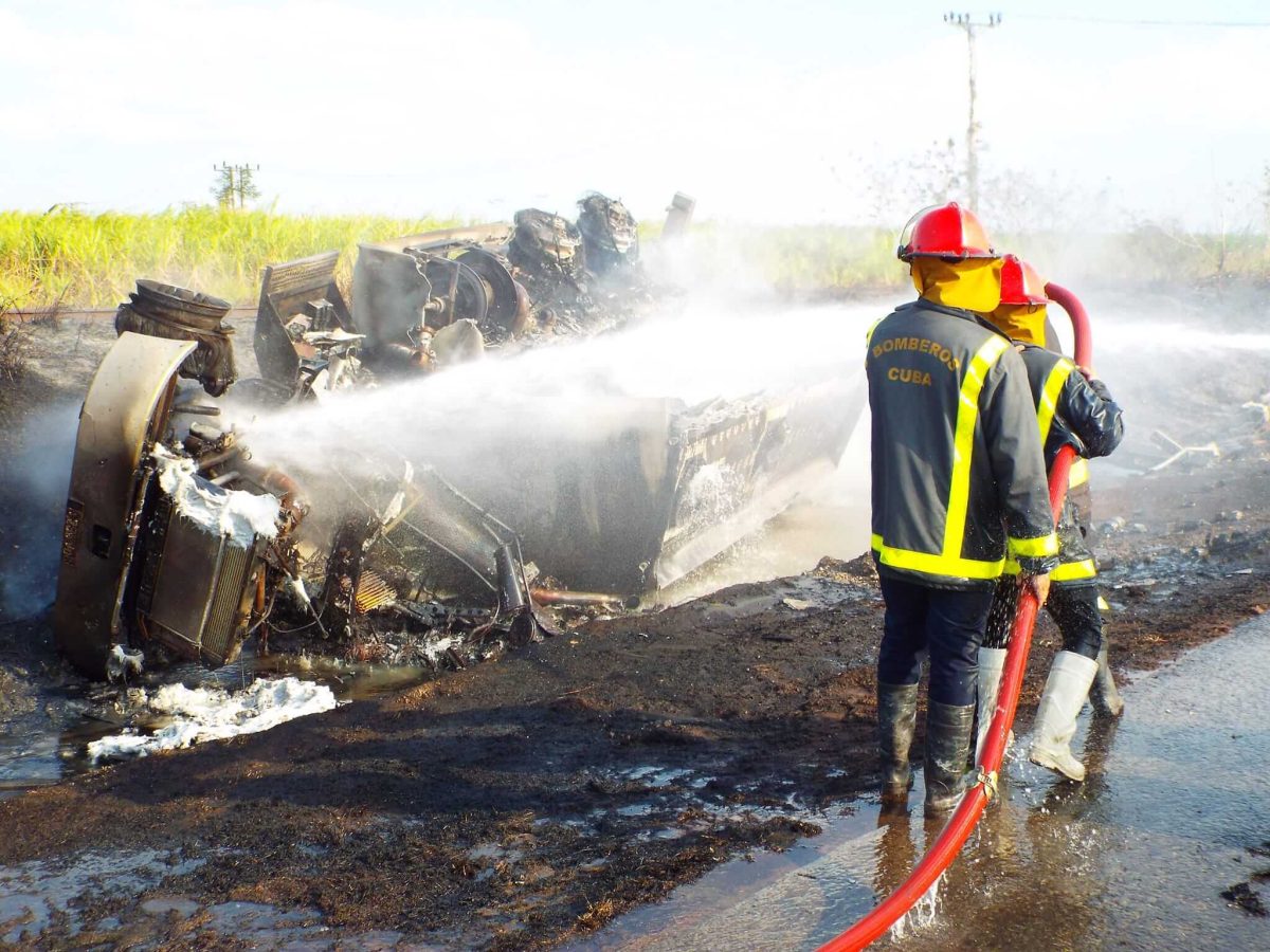 Un muerto en el incendio de un camión cisterna tras accidente en Matanzas 1