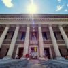 Universidad de Harvard lanza programa de estudios gratuitos para alumnos de bajos ingresos