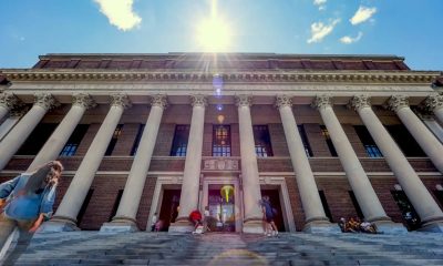 Universidad de Harvard lanza programa de estudios gratuitos para alumnos de bajos ingresos