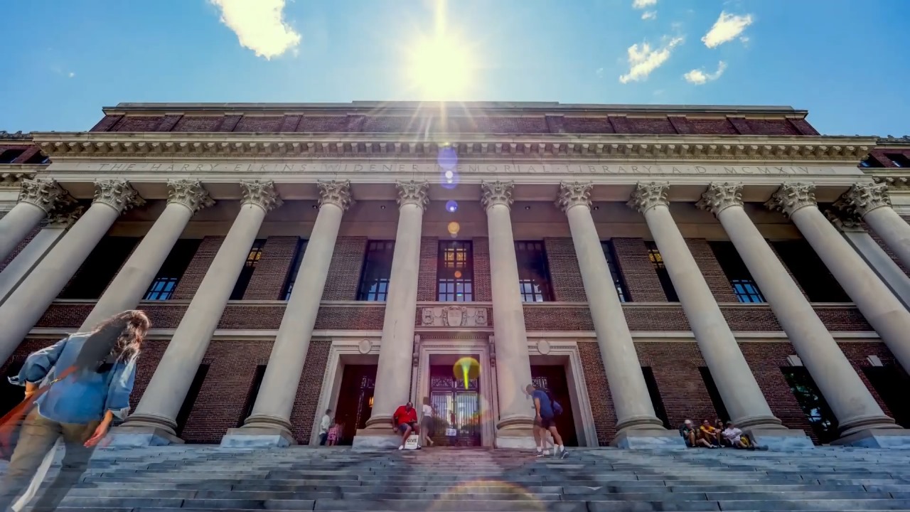 Universidad de Harvard lanza programa de estudios gratuitos para alumnos de bajos ingresos