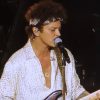 Bruno Mars disfrutando de música cubana (1)