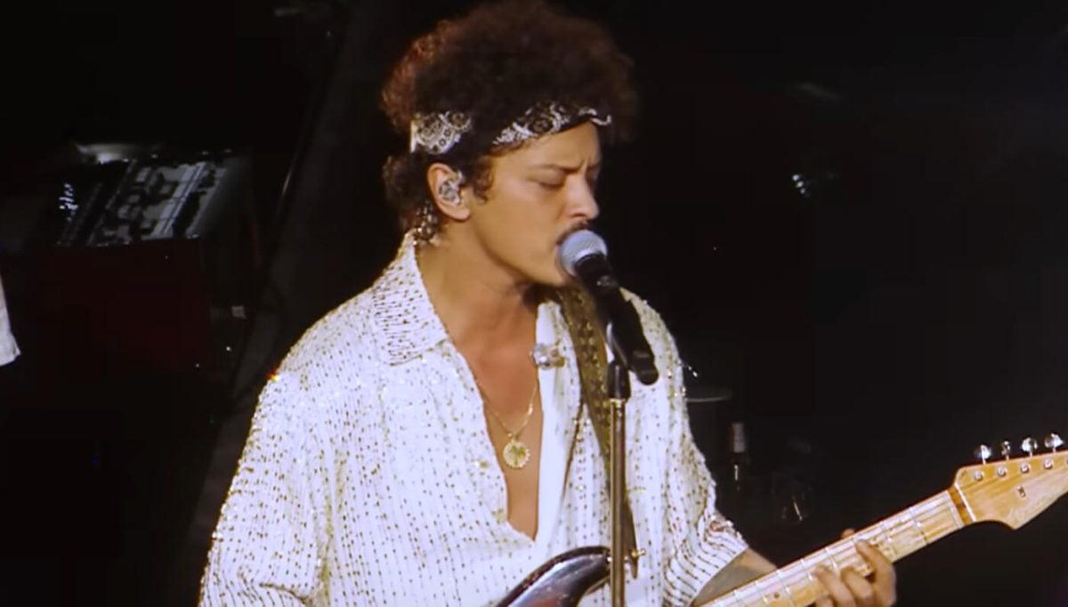Bruno Mars disfrutando de música cubana (1)