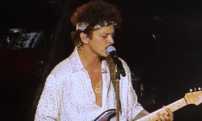 Bruno Mars disfrutando de música cubana (1)