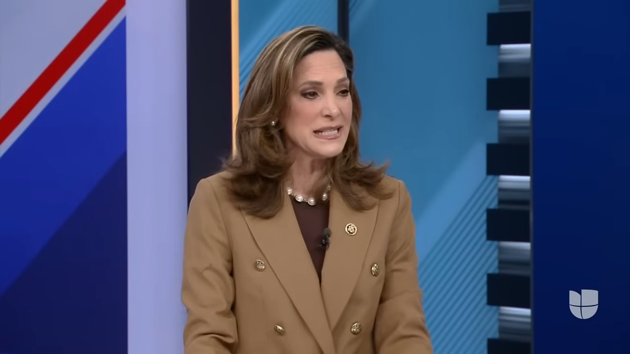 Congresista Salazar pide a Trump proteger a cubanos del parole humanitario con salida diferida