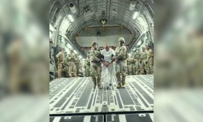 Deportan a migrantes acusados de pandillerismo desde la base naval de Guantánamo a El Salvador