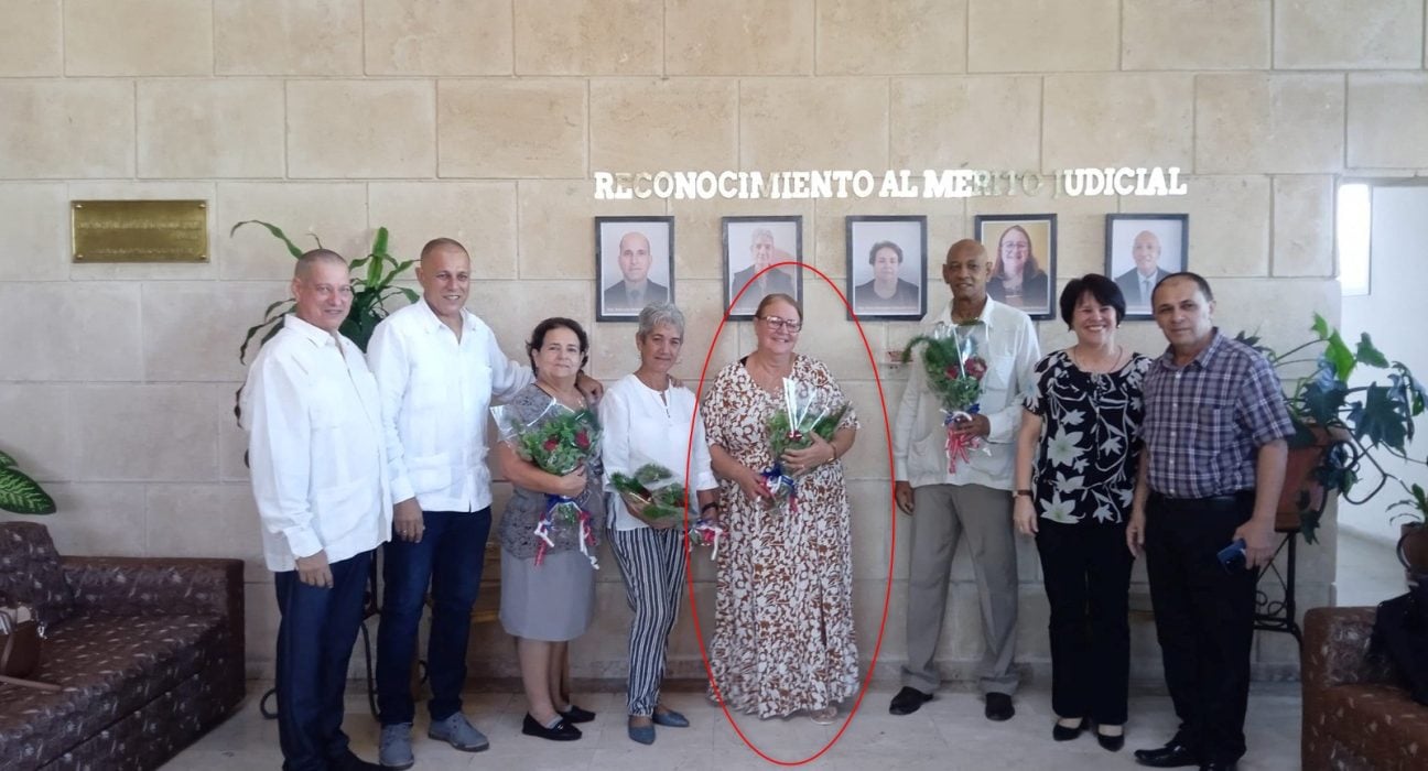 Detienen a exjueza cubana en Miami por ocultar su vinculación con el Partido Comunista de Cuba