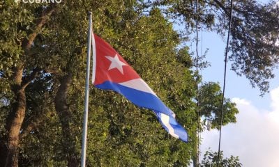 Empresa estatal vende banderitas cubanas para el 1.º de mayo