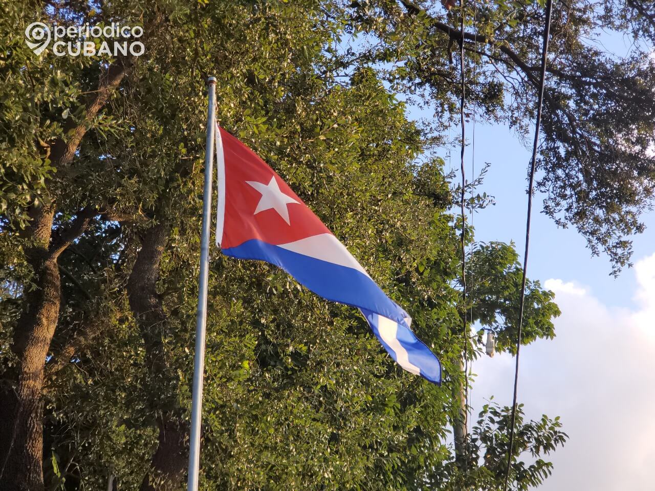 Empresa estatal vende banderitas cubanas para el 1.º de mayo