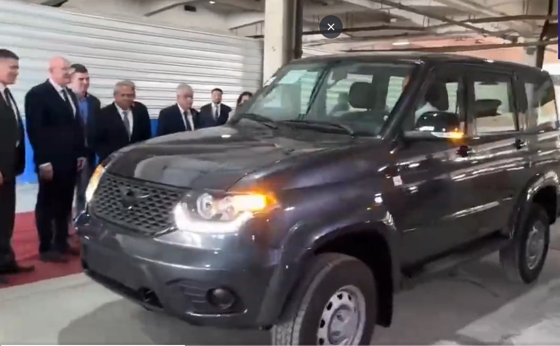 Gobierno muestra primer auto ruso ensamblado en Cuba